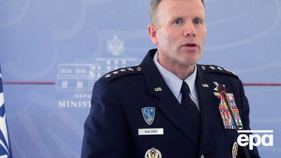 Генерал Уолтерс – в прошлом летчик-истребитель, возглавлял ВВС США в Европе и Африке