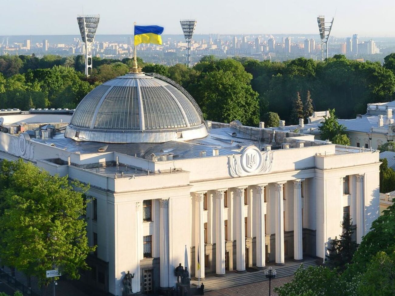 Автор також перерахував вимоги до Верховної Ради, серед яких ухвалення постанови про скасування рішення ухвалити закон