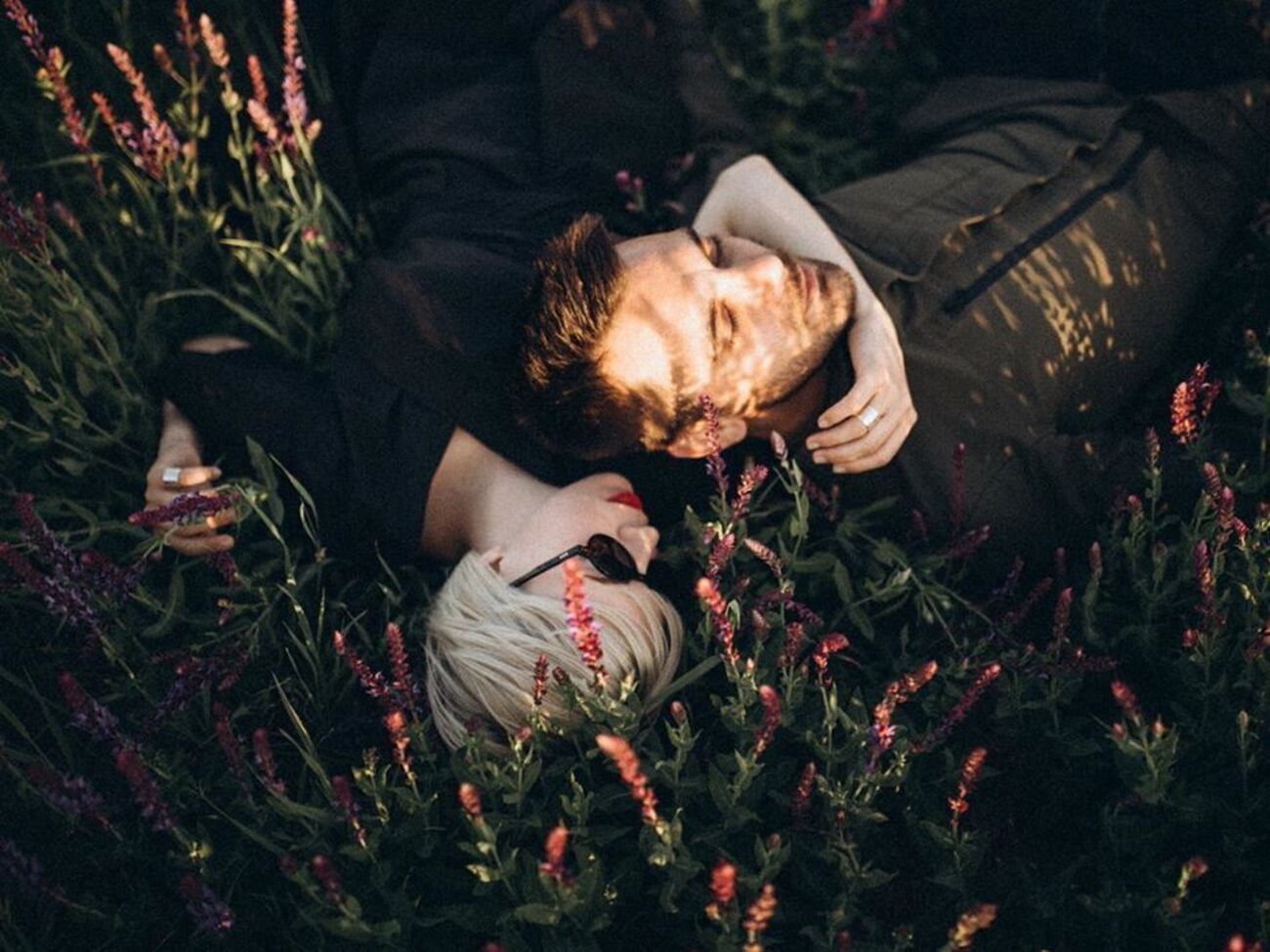 Супруги Жижченко и Филатов позировали в траве