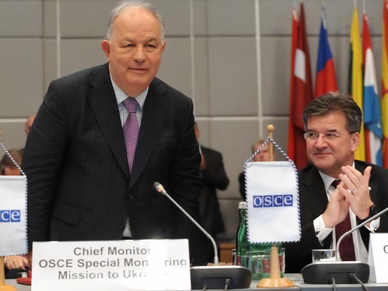 Голова ОБСЄ Лайчак (праворуч) відзначив роль Апакана (ліворуч) в організації роботи місії в Україні