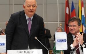 Председатель ОБСЕ Лайчак (справа) отметил роль Апакана (слева) в организации работы миссии в Украине