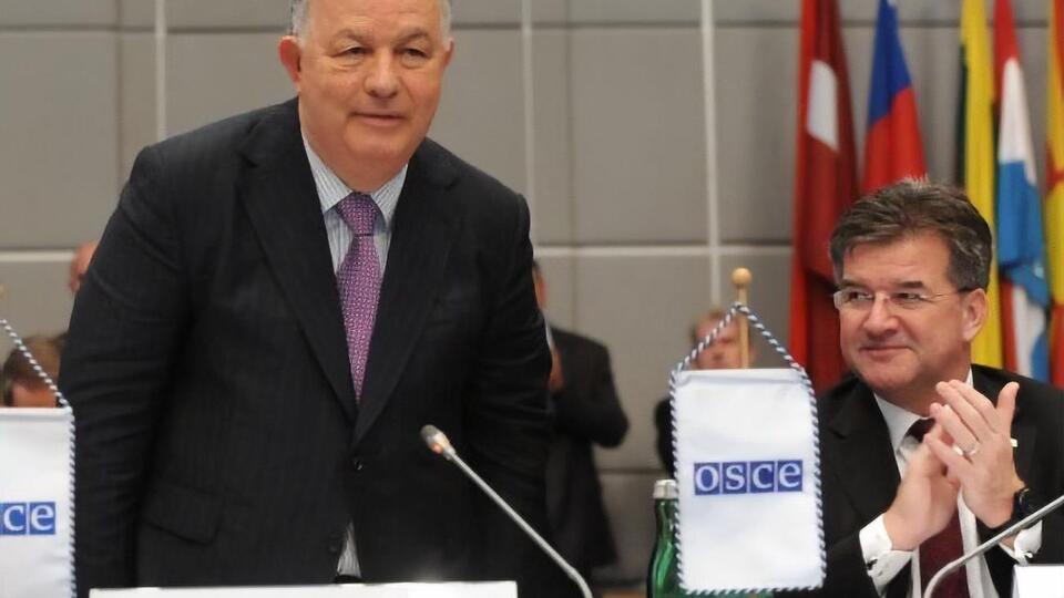Председатель ОБСЕ Лайчак (справа) отметил роль Апакана (слева) в организации работы миссии в Украине