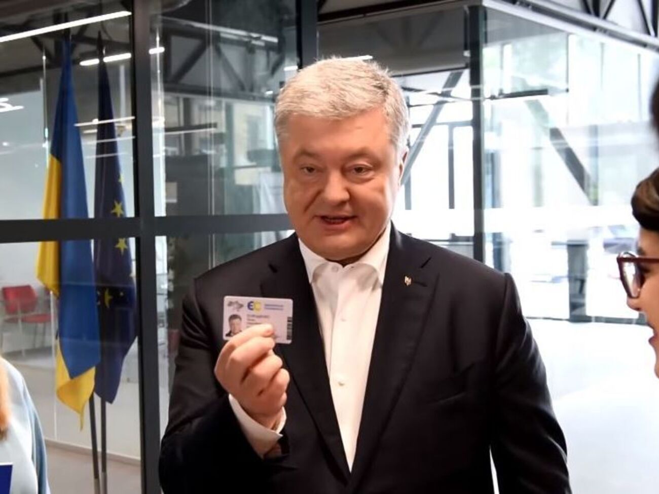 Порошенко сообщил, что номер его партийного билета "Европейской солидарности" – 52025
