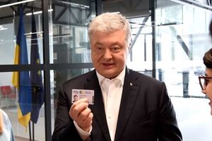 Порошенко сообщил, что номер его партийного билета "Европейской солидарности" – 52025