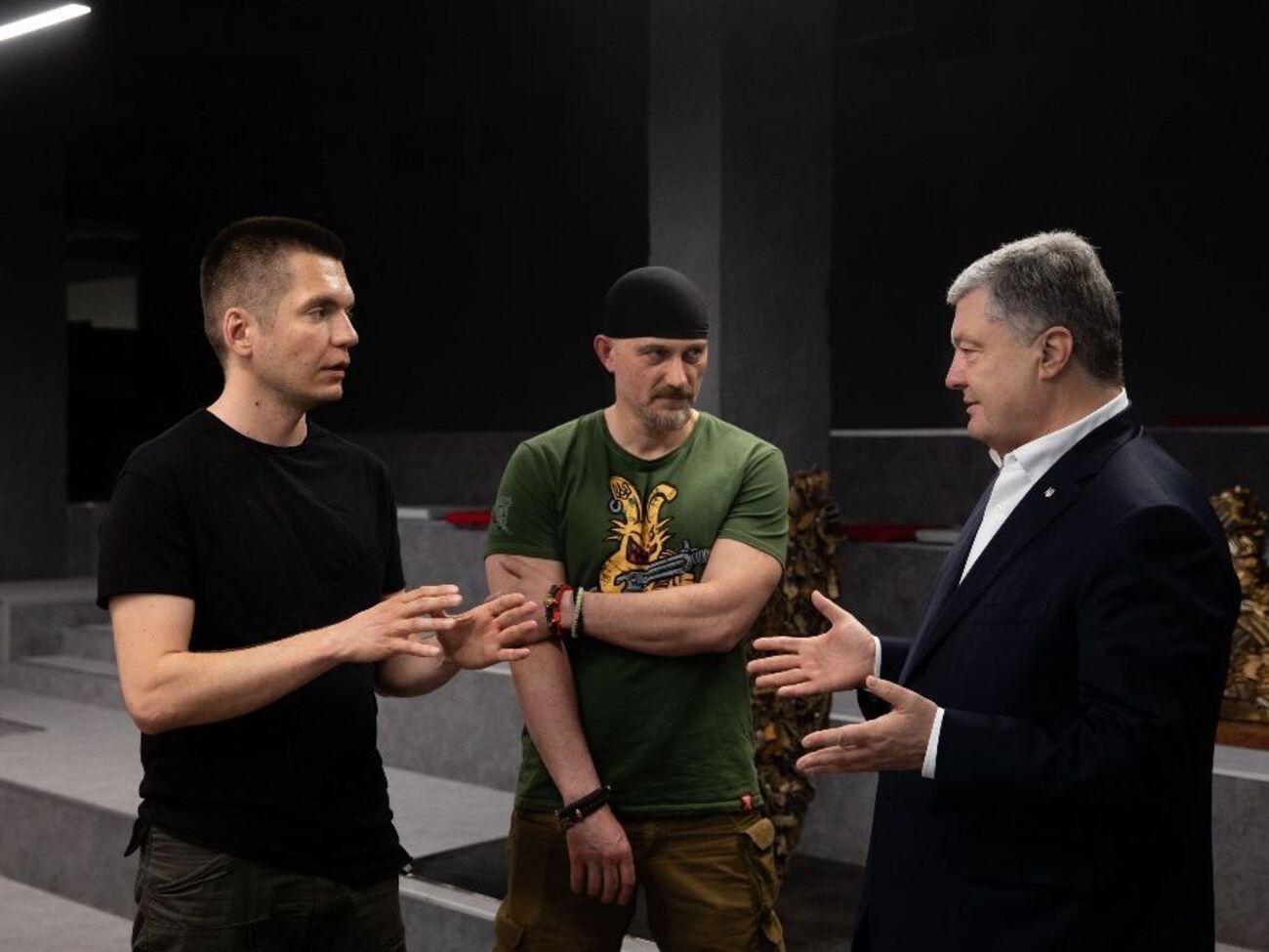 Порошенко: "Допоможи фронту“ и "Повернись живим“ давно завоевали доверие общества. Я им тоже доверяю