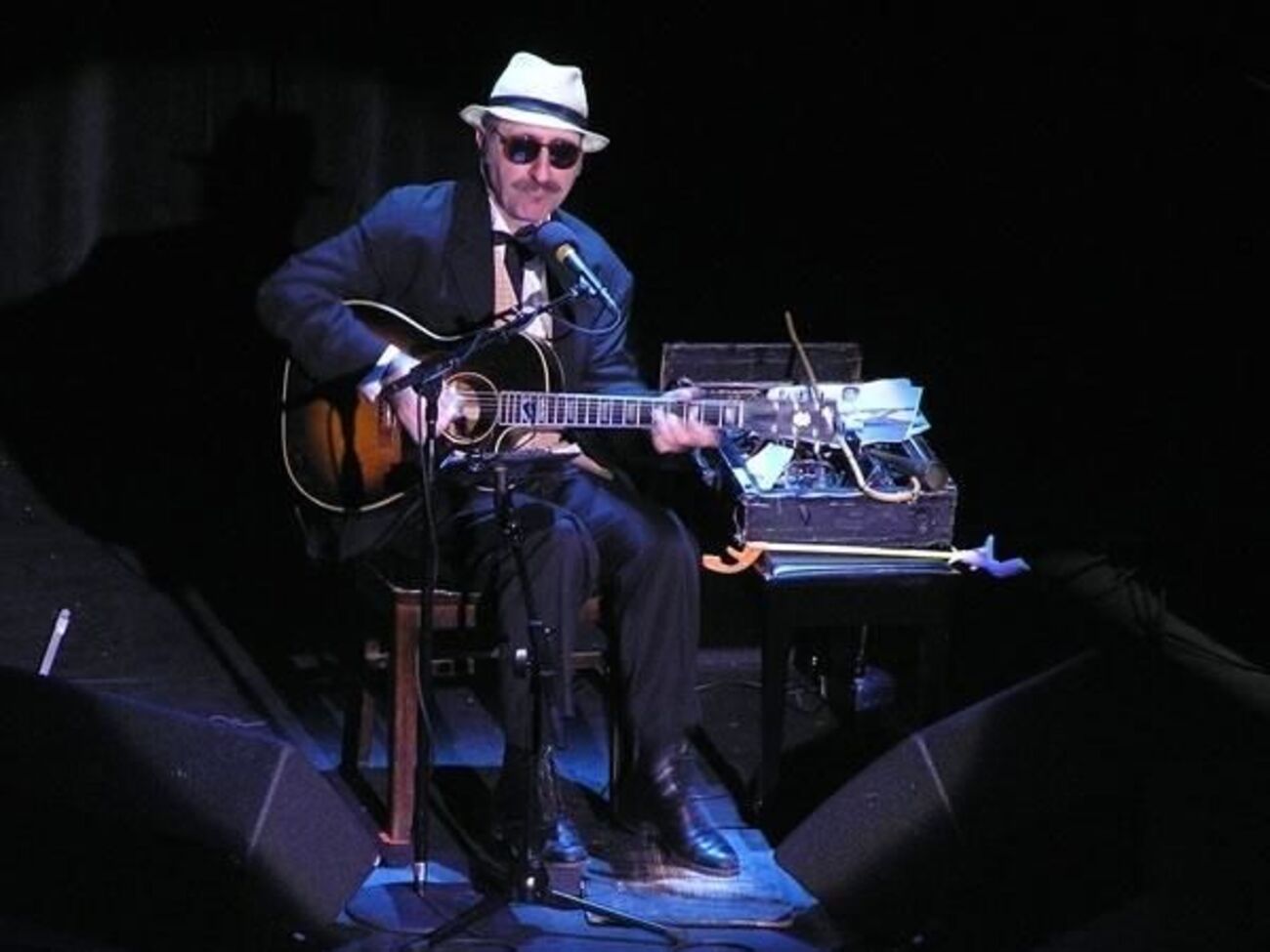 Редбоун всегда выступал в шляпе, темных очках и галстуке