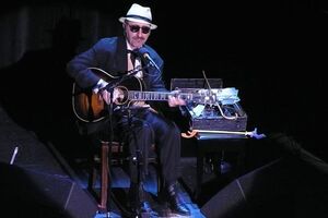 Редбоун завжди виступав у капелюсі, темних окулярах і краватці