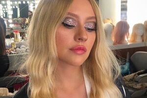 Агилера позировала с накладками на сосках