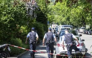 После переговоров с полицейскими мужчина заявил, что через 10 минут он сдастся, но вскоре после этого в доме раздалось несколько выстрелов