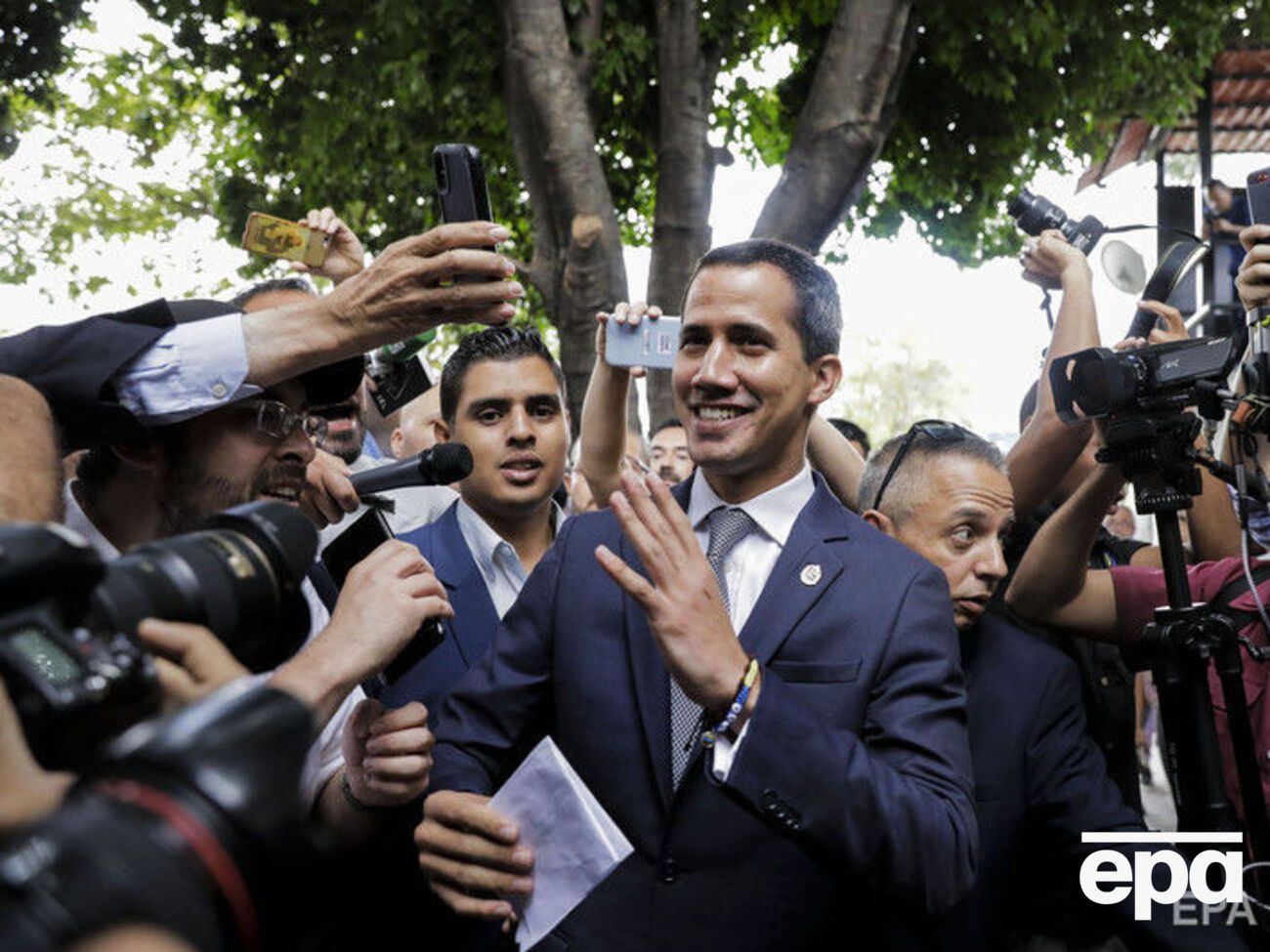 Гуайдо призвал военных перейти на сторону народа