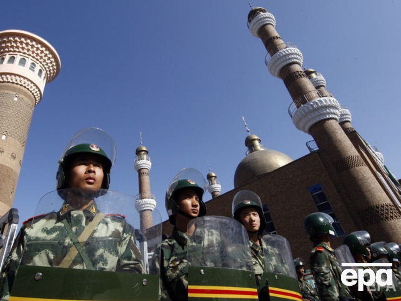 У Китаї говорять, що метою таких закладів для уйгурів є боротьба з ісламським екстремізмом