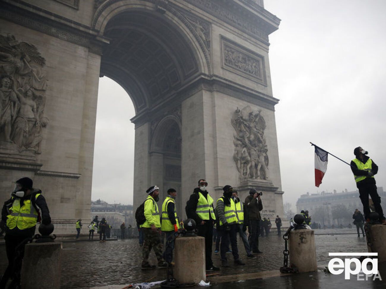 Построенная во времена Наполеона Арка была повреждена "желтыми жилетами"