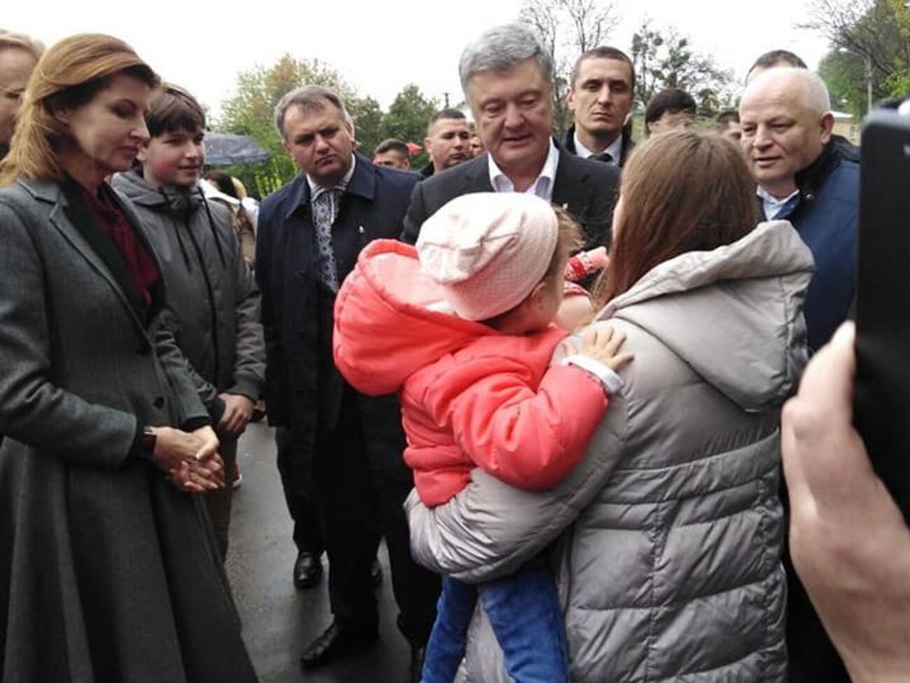 Петицію було зареєстровано після того, як президент сказав матері хворої дитини, що не був у курсі історії з петицією про необхідність зареєструвати ліки Spinraza