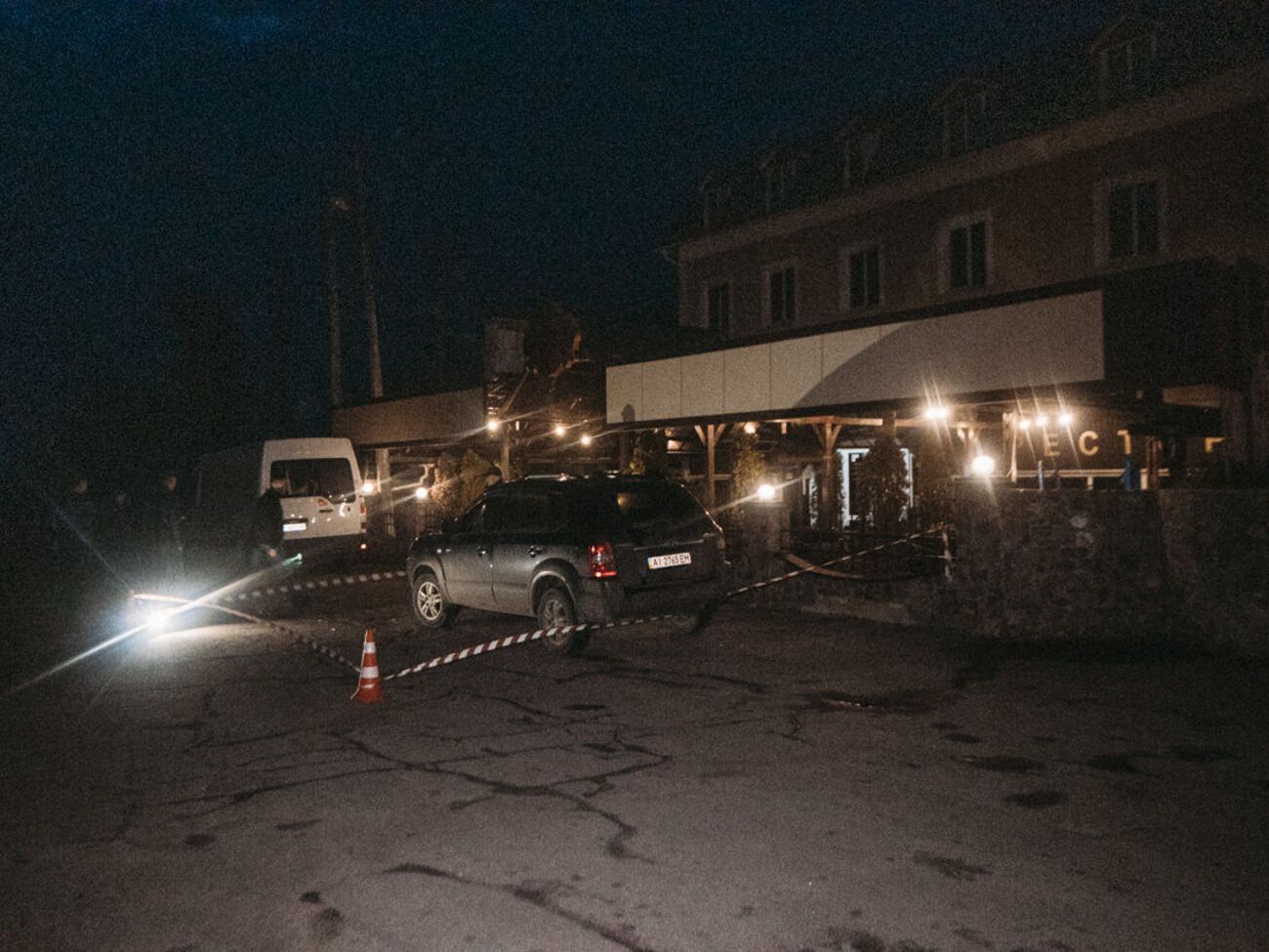 В мужчину стреляли, когда он находился возле машины