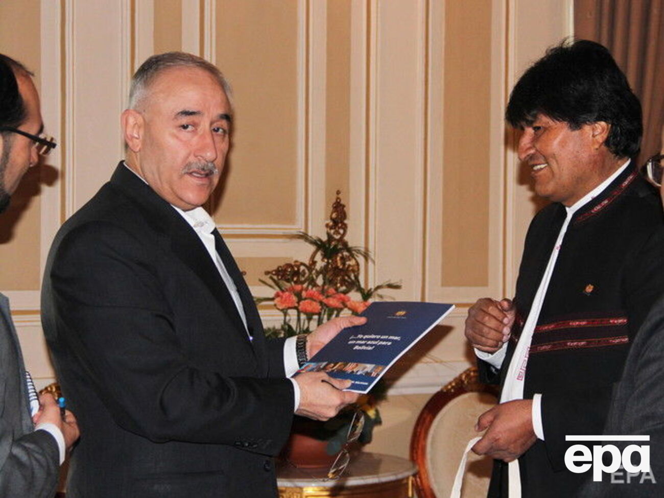 Заманінія (зліва на фото) визнав, що санкції США створюють Ірану серйозні проблеми