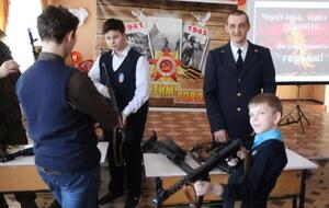 Восточная правозащитная группа: Россия отобрала территории, а теперь отбирает сердца и умы подрастающего поколения