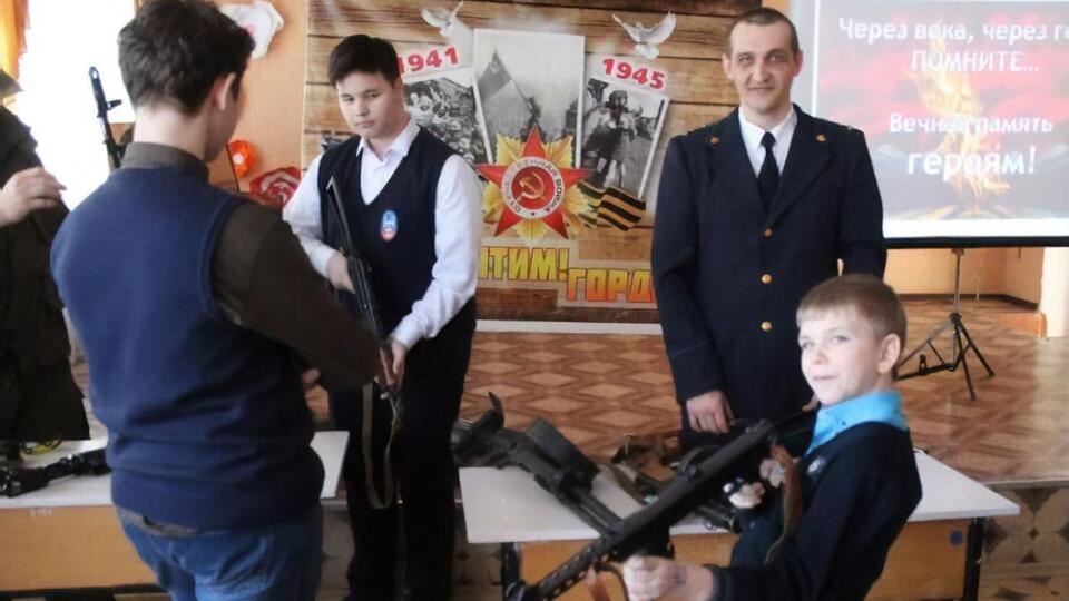 Восточная правозащитная группа: Россия отобрала территории, а теперь отбирает сердца и умы подрастающего поколения
