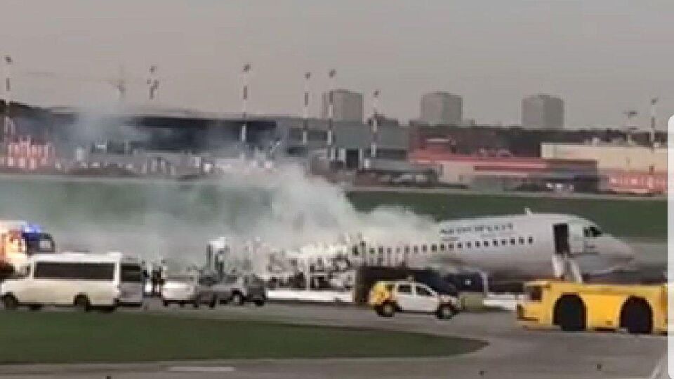 Самолет сгорел почти наполовину