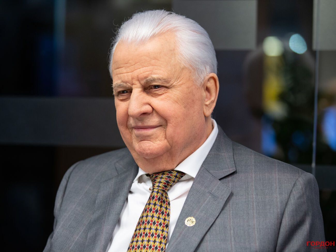 Кравчук:&nbsp;Силой отобрать Крым мы не можем. Как не можем выгнать с Донбасса сепаратистов и россиян, которые пришли на нашу землю с танками и другим вооружением. Приятно называть самих себя сильными, но есть реалии