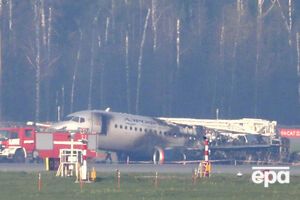 Сгоревший самолет остается на взлетной полосе