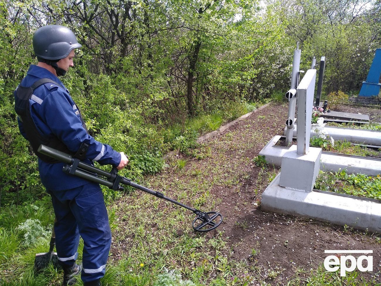 Роботи відбувалися з метою запобігання травмуванню громадян під час підготовки та проведення поминальних днів