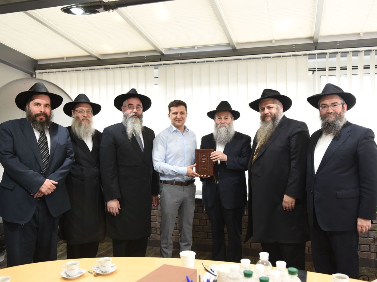 Раввины подарили Зеленскому эксклюзивное издание Торы
