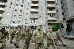 Порошенко сообщил о повышении доплат военным на передовой