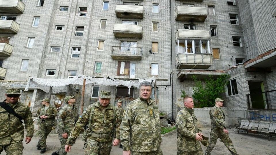 Порошенко повідомив про підвищення доплат військовим на передовій