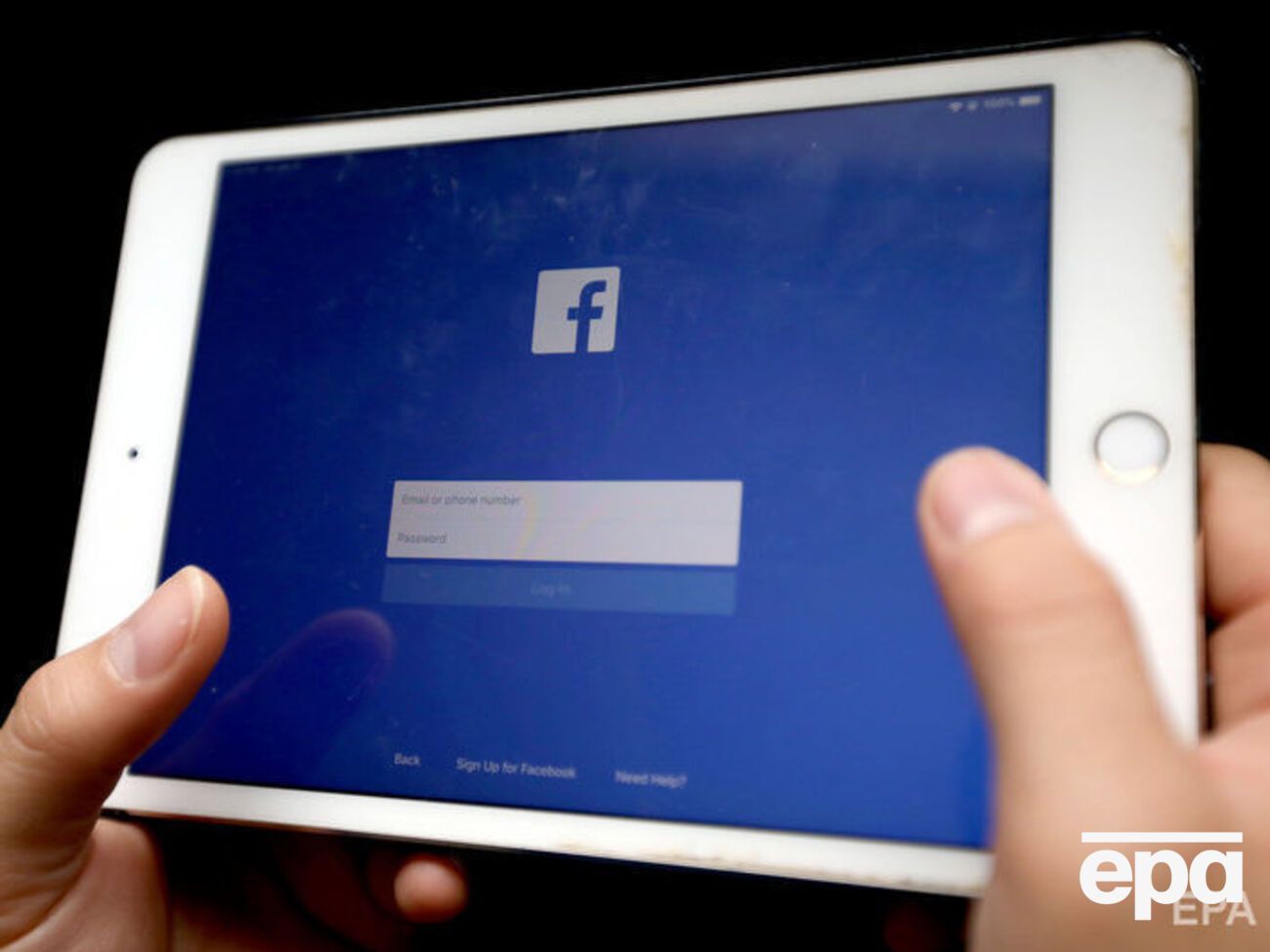 В Facebook заявили, что удаленные фальшивые учетные записи использовались для управления страницами и группами