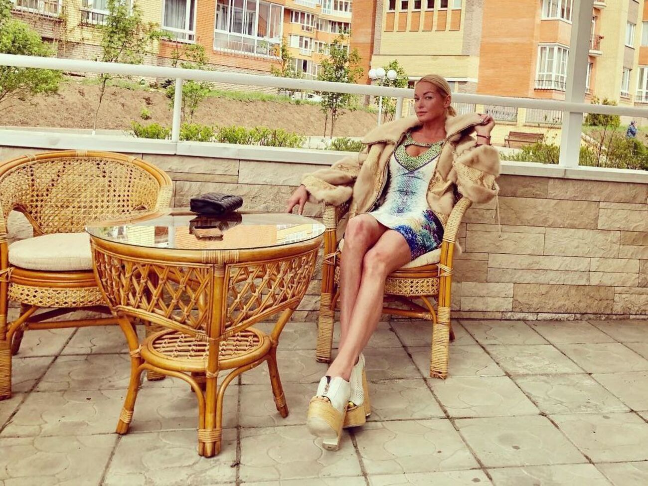 Волочкова: Мои милашки. Мама и Аришка в Питере. Как я рада! Мои любимые!