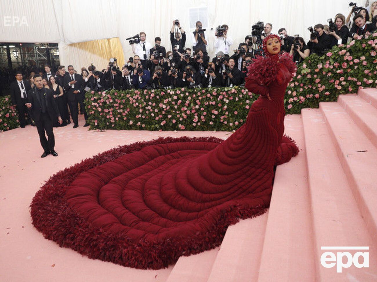 Карди Би выбрала платье со шлейфом