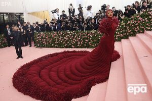 Карди Би выбрала платье со шлейфом