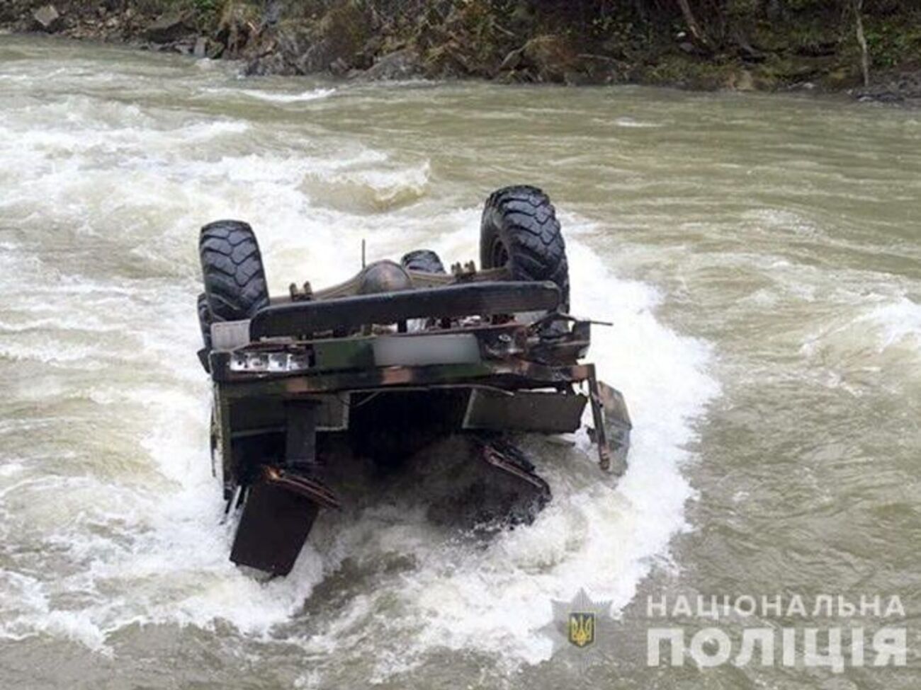 Грузовик упал в реку 6 мая