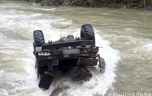 Грузовик упал в реку 6 мая