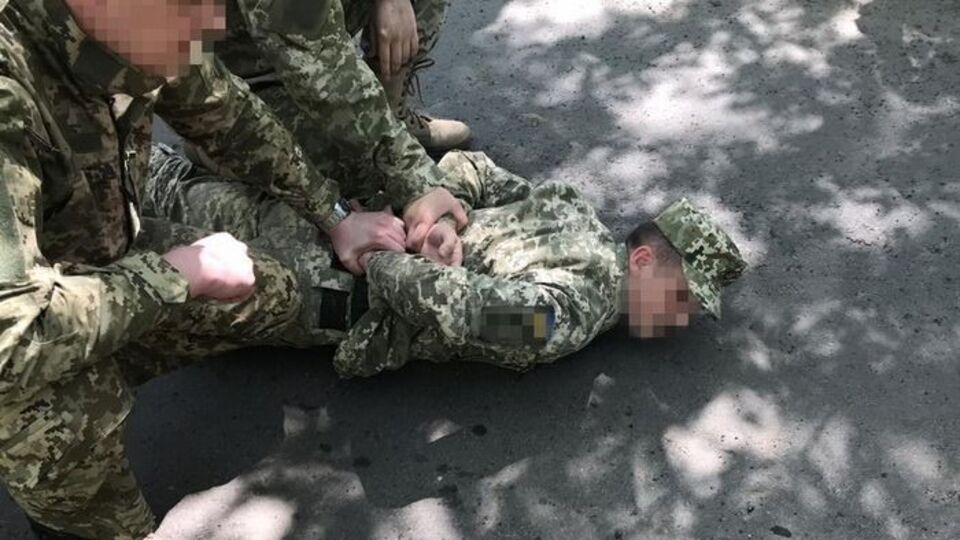 Правоохоронці затримали командира підрозділу на території військової частини