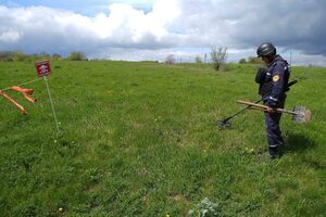 Фахівці ДСНС продовжують гуманітарне розміновування звільнених територій Донецької та Луганської областей, зазначили у відомстві