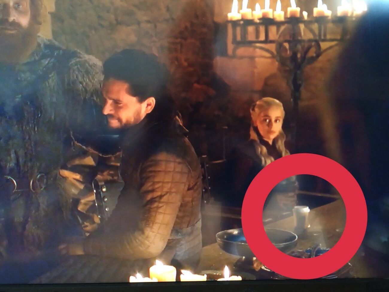 Попадание стаканчика Starbucks в кадр высмеяли в соцсетях