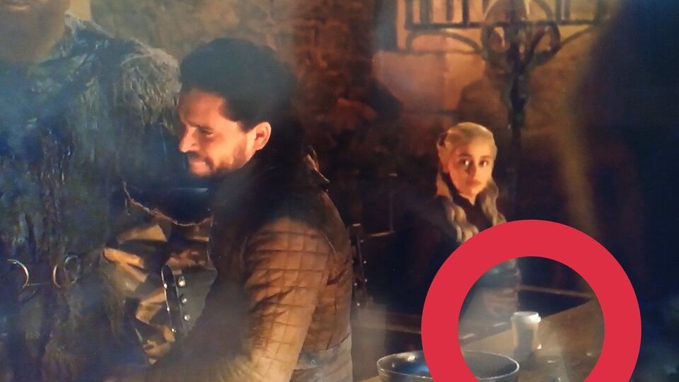 Попадание стаканчика Starbucks в кадр высмеяли в соцсетях