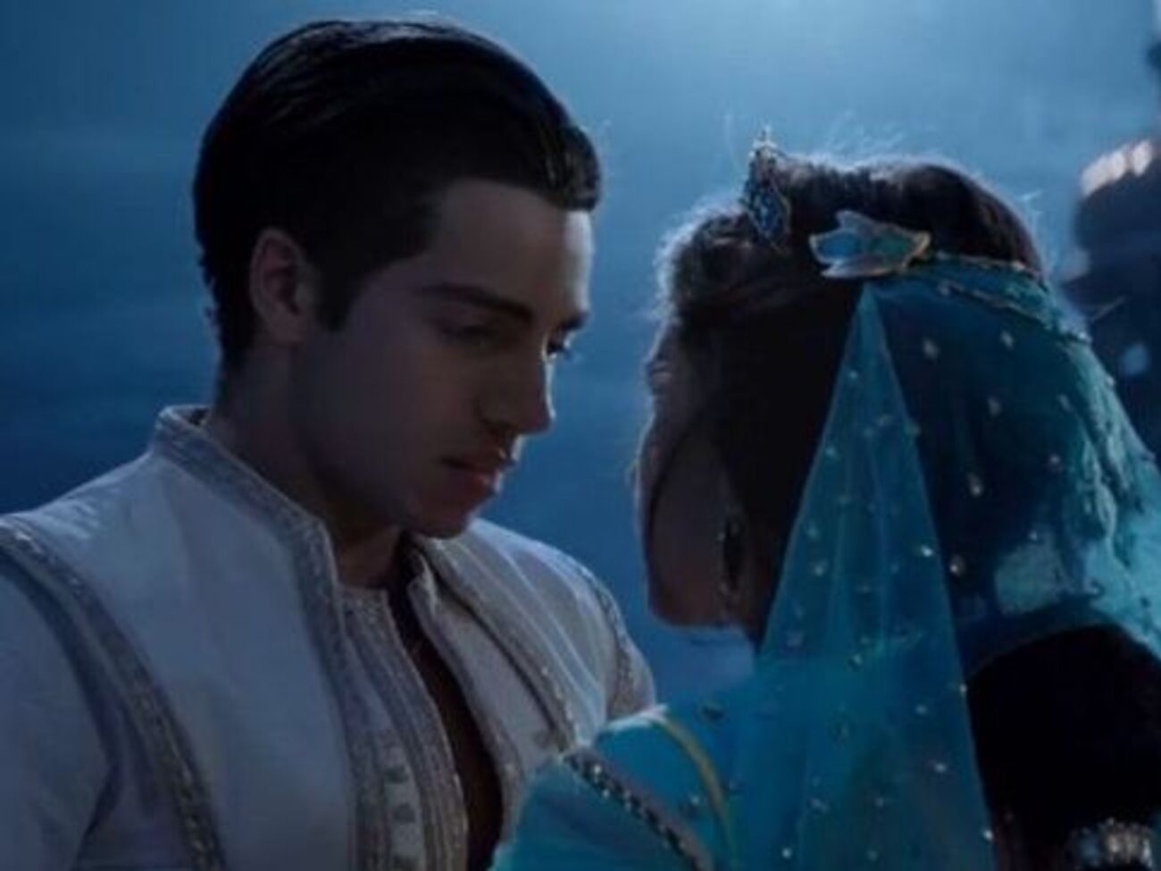 У ролику Аладдін уночі викрадає Жасмін на килимі-літаку