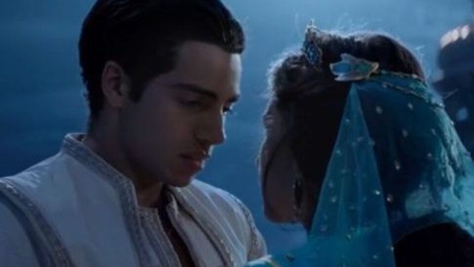 В ролике Аладдин ночью похищает Жасмин на ковре-самолете