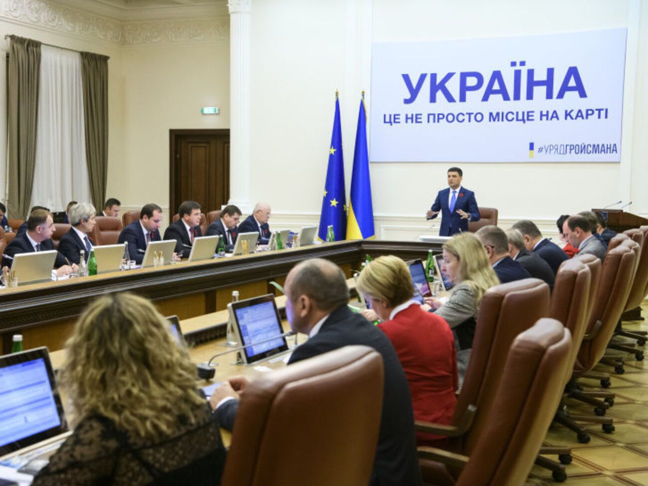 Кабмін ухвалив рішення у відповідь на видавання РФ паспортів жителям тимчасово окупованих районів Донбасу