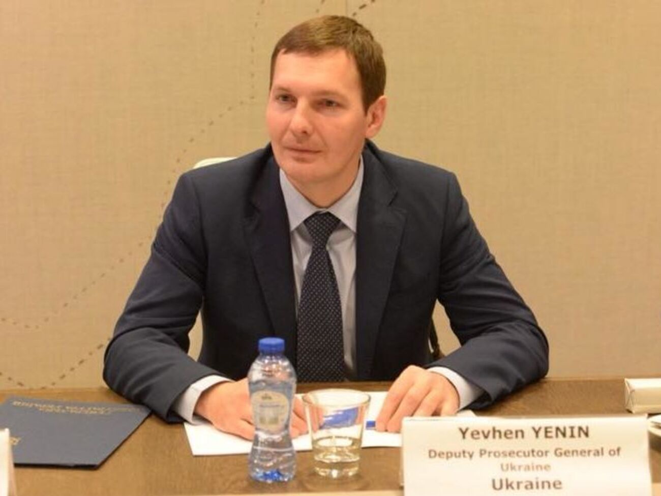 Єнін заявляв, що йде у відставку через ситуацію із розслідуванням у справі бізнесмена Сергія Курченка, який втік до РФ