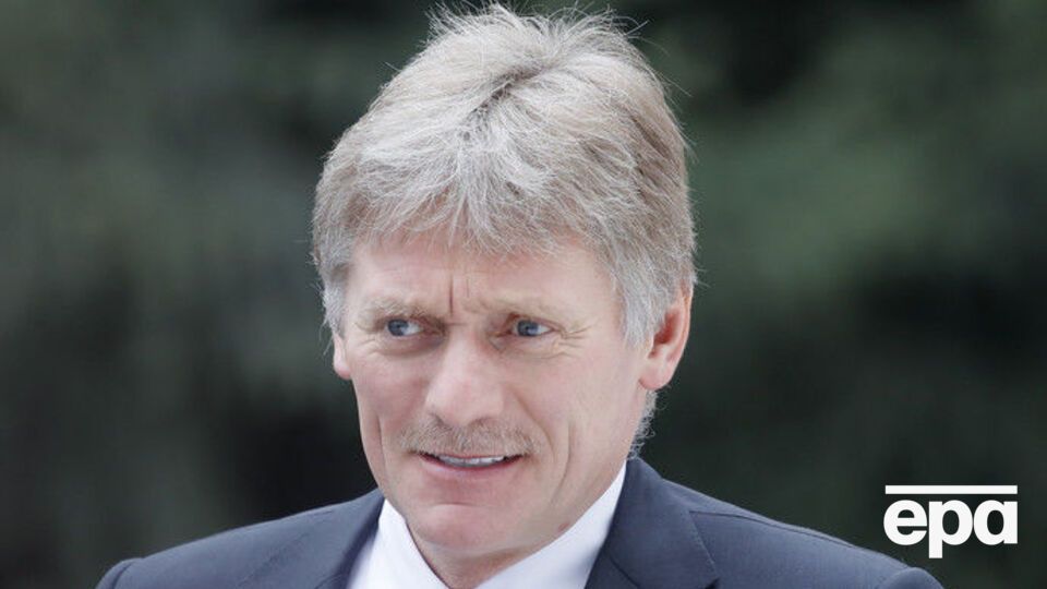Пєсков сказав, що РФ і далі видаватиме паспорти