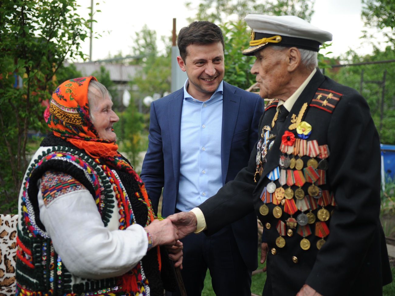 Ветеран Другої світової війни Іван Залужний потиснув руку Параскеві Зеленчук-Потяк, яка у 13 років стала зв'язковою в УПА