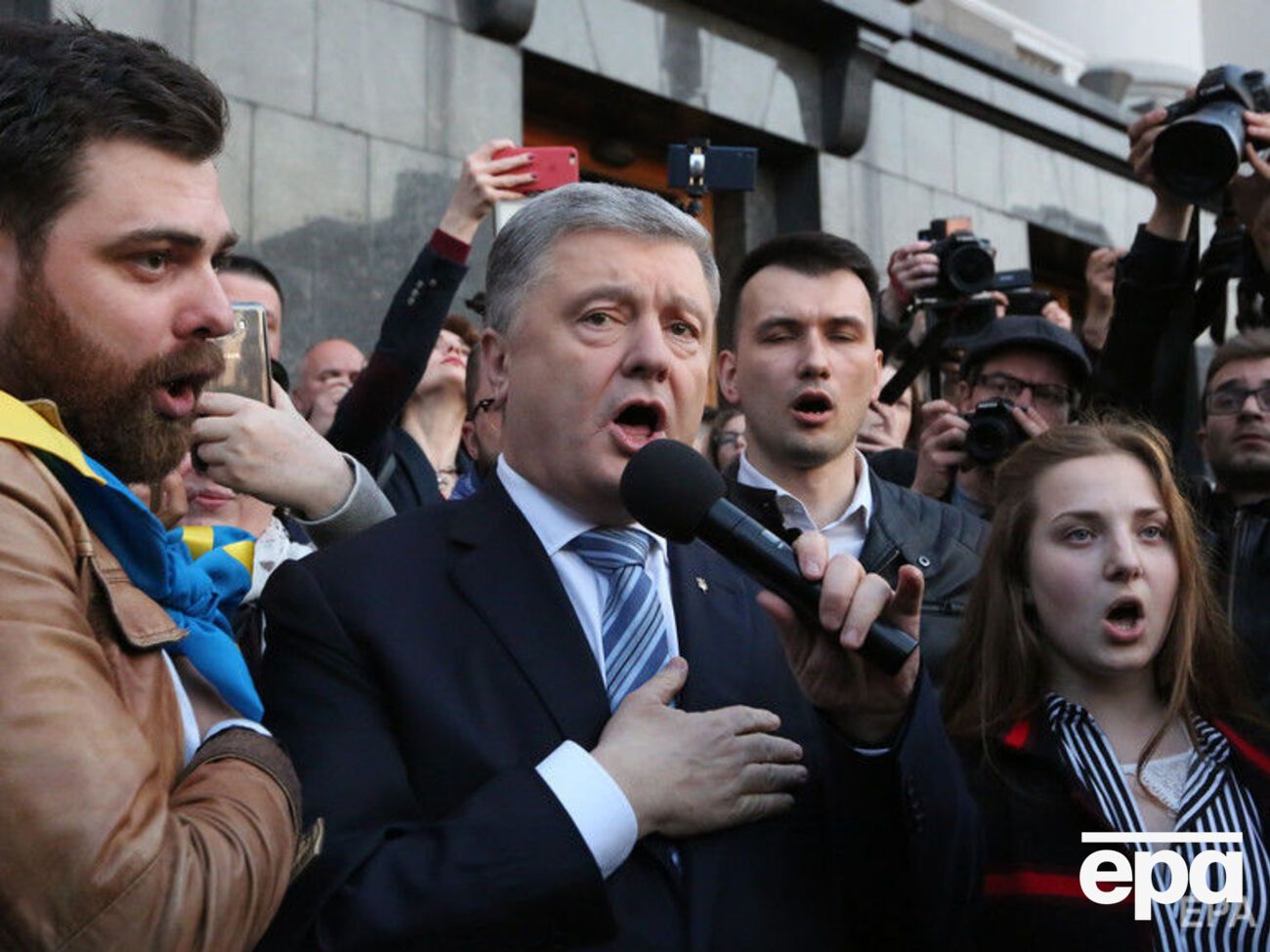Помощников Порошенко попросили определить дату, когда у президента будет время для допроса