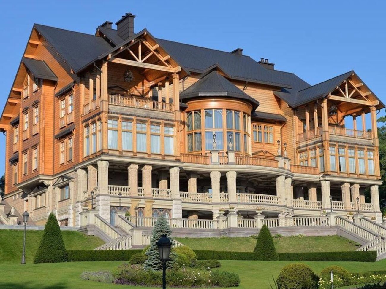 Урядова резиденція "Межигір'я" розташована в селі Нові Петрівці під Києвом