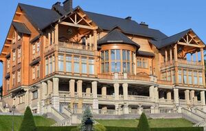 Урядова резиденція "Межигір'я" розташована в селі Нові Петрівці під Києвом