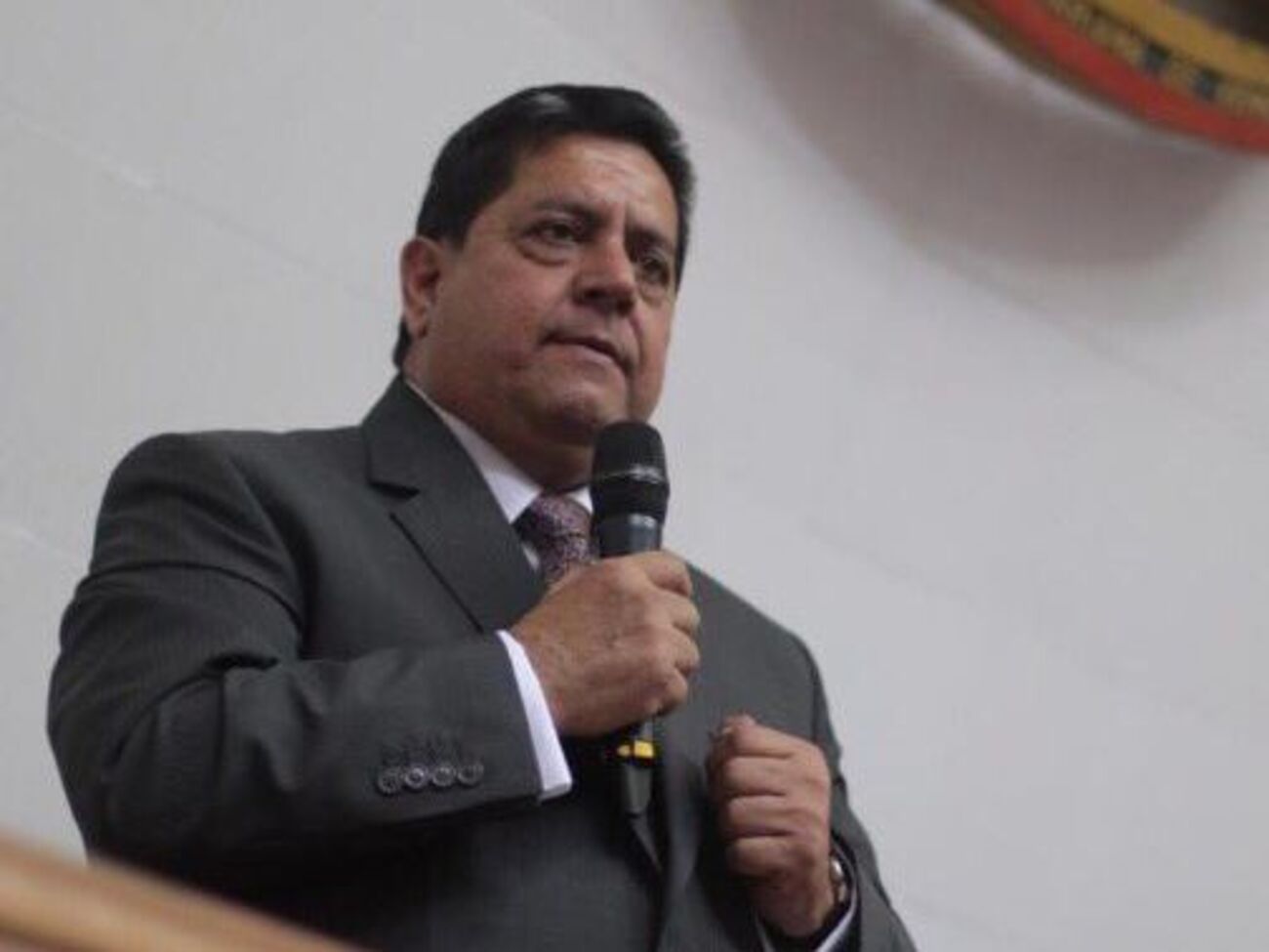 Самбрано заявил, что его автомобиль доставили в следственный изолятор при помощи крана