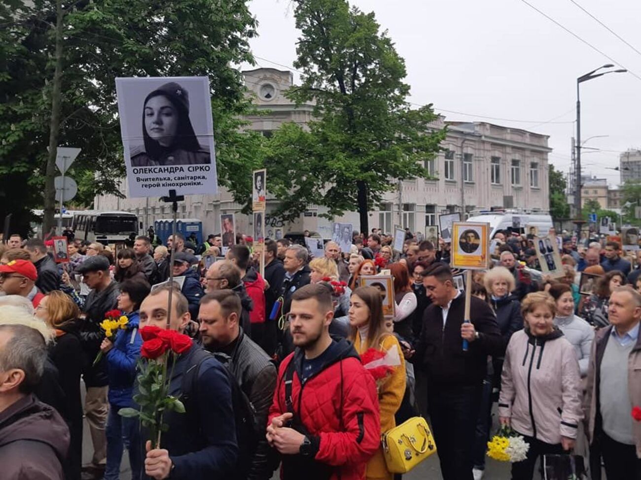 Сашу Грей на портрете "Бессмертного полка" представили как "героя кинохроники, учительницу и санитарку Александру Сирко"