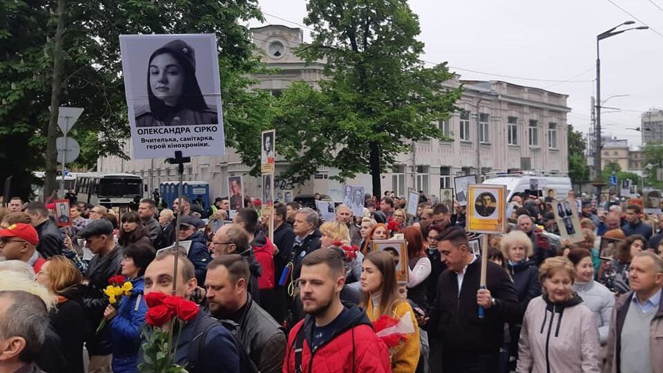 Сашу Грей на портреті "Безсмертного полку" показали як "героя кінохроніки, вчительку і санітарку Олександру Сірко"